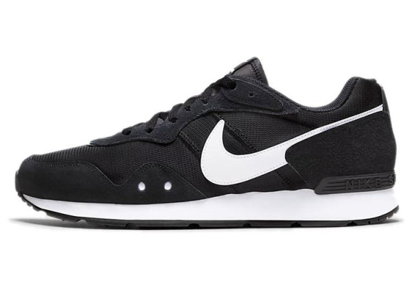 Nike Venture Runner Black White